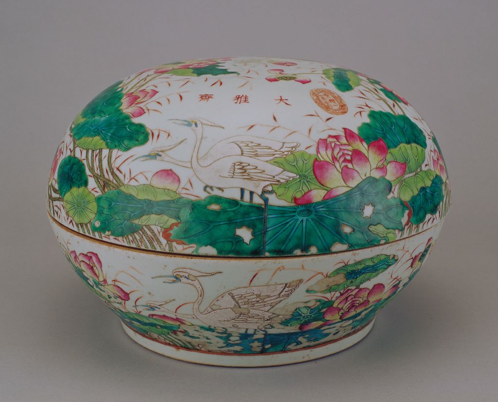 图片[1]-Pink color round box with lotus and egret patterns-China Archive